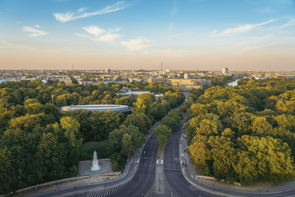 Berlin’s Edge: Urban Photography in a…