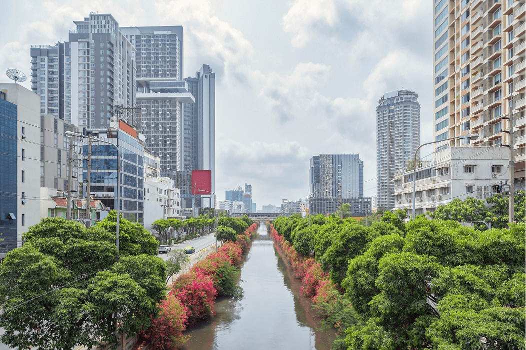 Rain-Filled Pavements and Puddle Reflections on Bangkok’s…